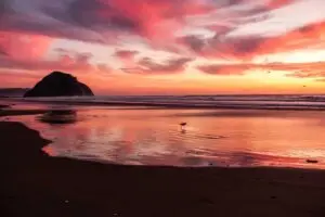 Leia mais sobre o artigo Calças boca de sino: a volta da elegância dos anos 70 em 2025