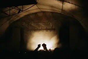 Leia mais sobre o artigo Tendências dos anos 80 ressurgem na moda de 2025